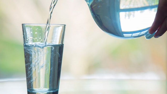 Is it safe to reuse a water glass before washing it? 